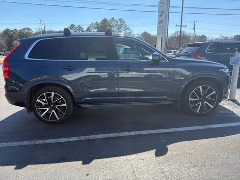 Used 2022 Volvo XC90 T6 Momentum image 3