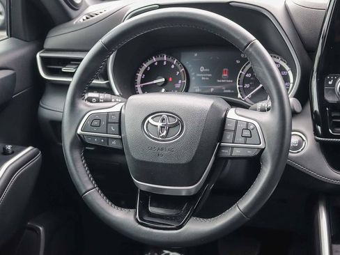 Used 2022 Toyota Highlander XSE FWD image 17