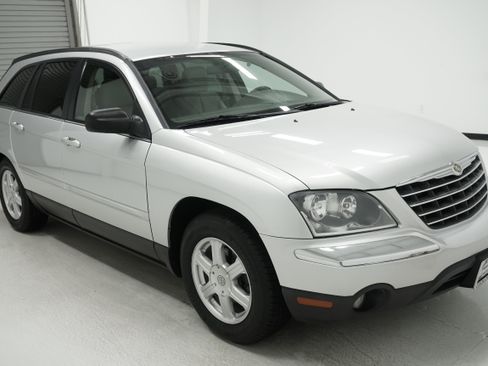 Used 2005 Chrysler Pacifica Touring FWD image 3