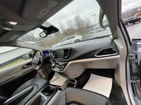 Used 2024 Chrysler Pacifica Touring-L image 11