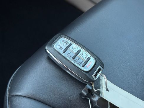 Used 2023 Chrysler Pacifica Touring-L FWD image 27