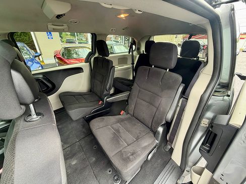Used 2019 Dodge Grand Caravan SE w/ UConnect Hands-Free Group FWD image 11