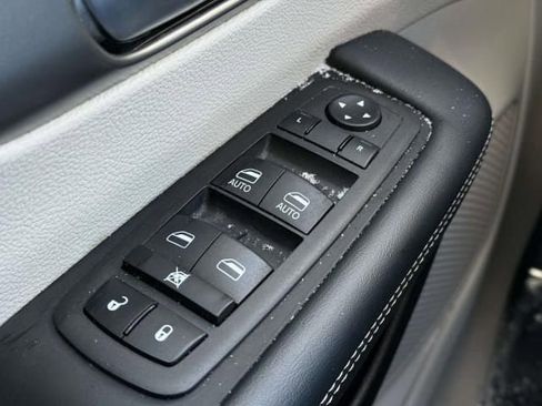 Used 2023 Chrysler Pacifica Touring-L FWD image 17
