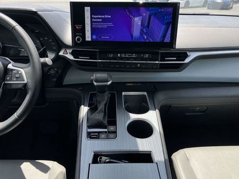 Used 2025 Toyota Sienna XLE w/ XLE Plus Package FWD image 17