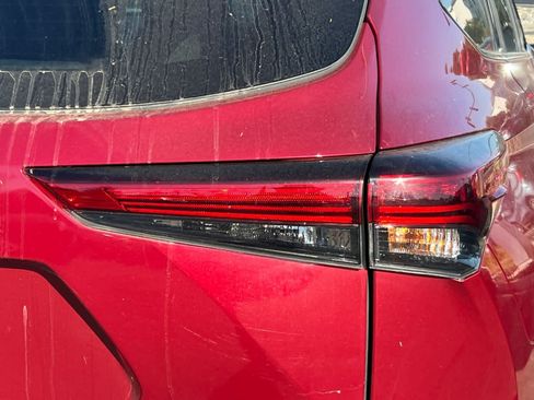 Used 2022 Toyota Highlander XLE AWD/4WD image 18