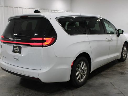 Used 2024 Chrysler Pacifica Touring-L image 9