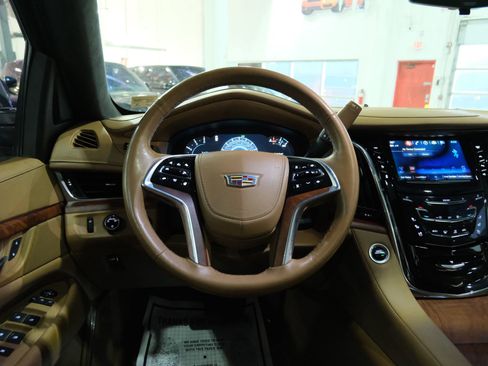 Used 2017 Cadillac Escalade Platinum image 31