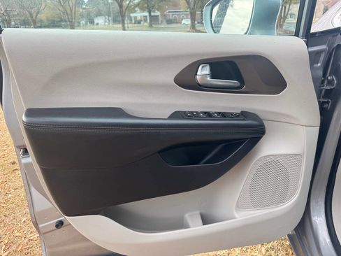 Used 2017 Chrysler Pacifica Touring-L image 11