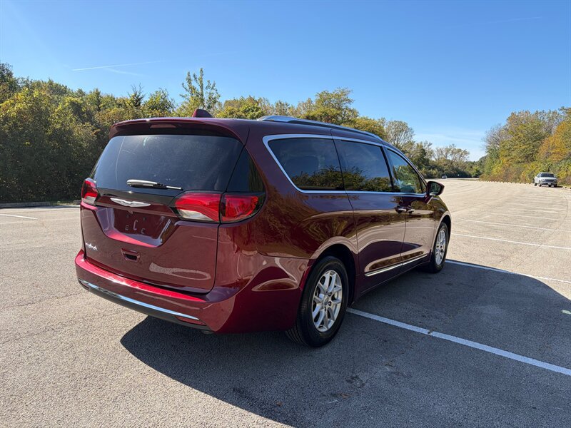 Used 2020 Chrysler Pacifica Touring-L FWD image 5