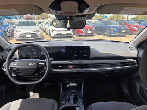 Used 2025 Kia K4 LXS image 32