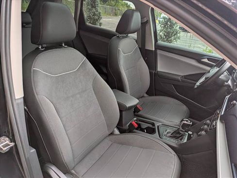 Used 2024 Volkswagen Taos SE w/ Panoramic Sunroof Package FWD image 13