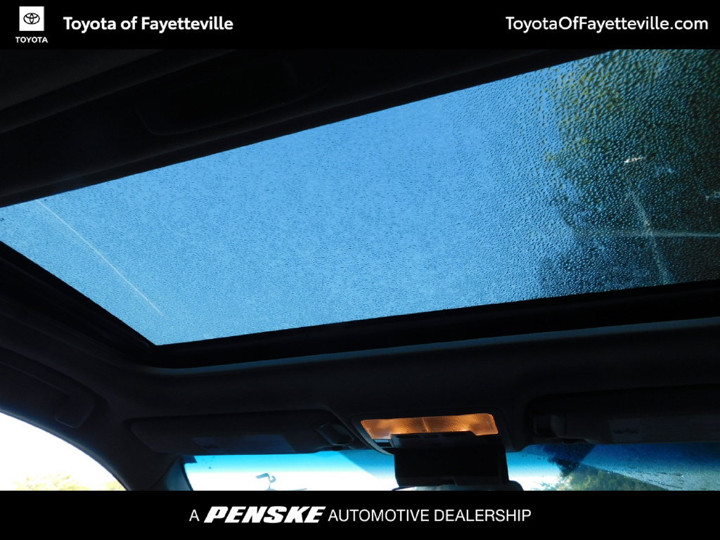Used 2017 Toyota Camry SE w/ Moonroof Package FWD image 3