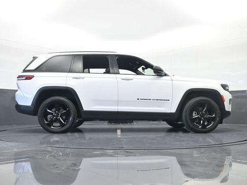 Used 2024 Jeep Grand Cherokee Altitude image 61