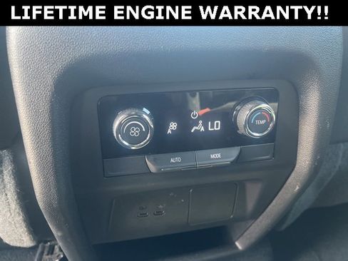 Used 2025 Chevrolet Traverse LT image 14