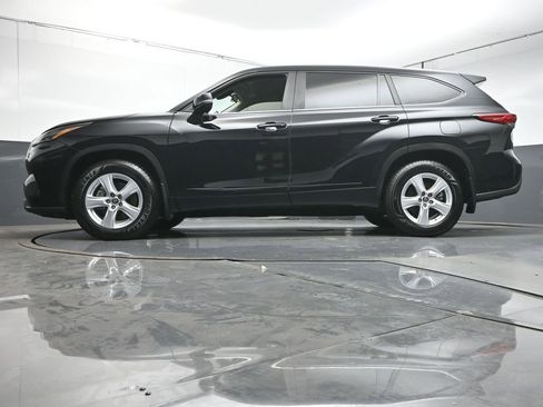 Used 2023 Toyota Highlander LE image 35