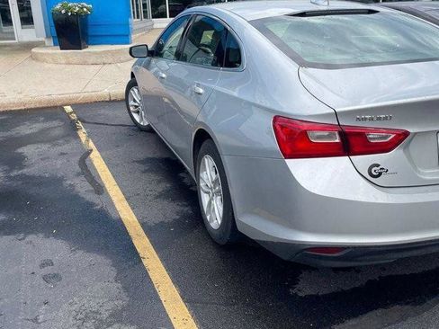 Used 2018 Chevrolet Malibu LT FWD image 2