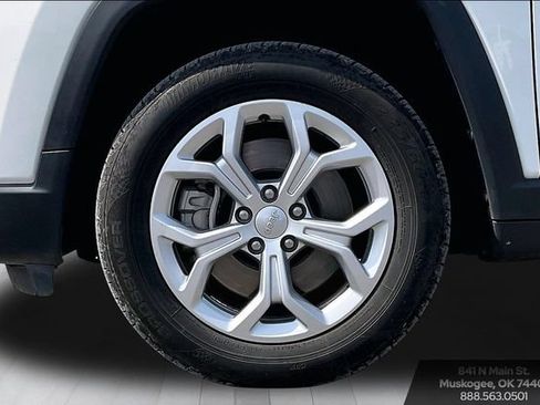 Used 2024 Jeep Compass Latitude AWD/4WD image 32