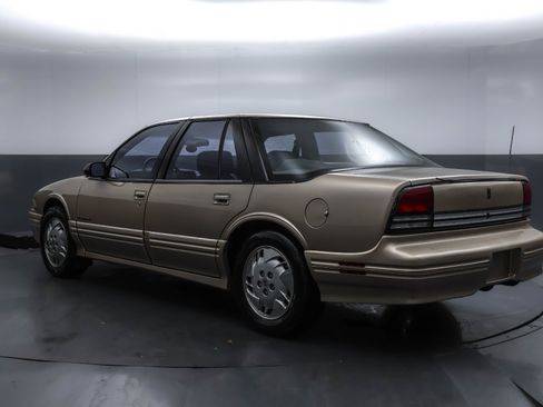 Used 1994 Oldsmobile Cutlass Supreme S FWD image 25