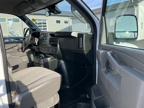 Used 2025 Chevrolet Express 3500 LT w/ LT Preferred Equipment Group RWD image 17