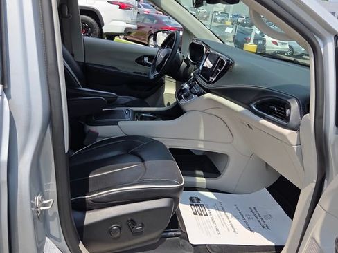 Used 2024 Chrysler Pacifica Limited FWD image 15