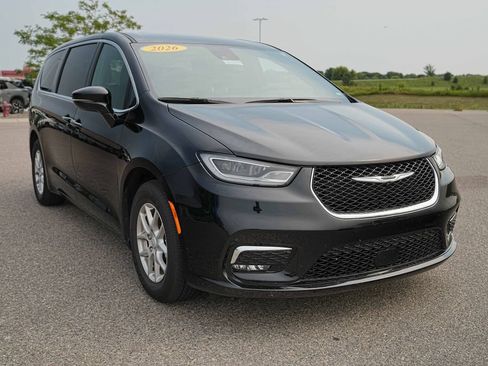Used 2026 Chrysler Pacifica Select FWD image 4