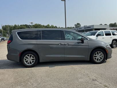 Used 2025 Chrysler Pacifica Select