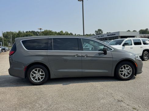 Used 2025 Chrysler Pacifica Select FWD image 4