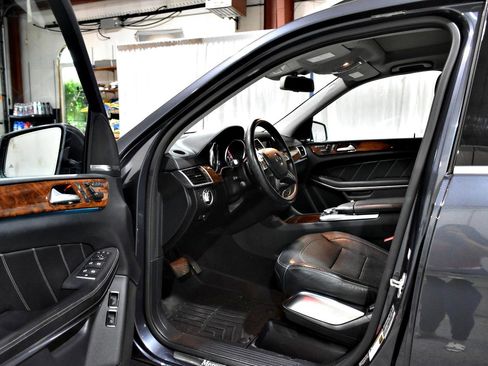 Used 2015 Mercedes-Benz GL 550 4MATIC w/ Accessory Chrome Package image 35