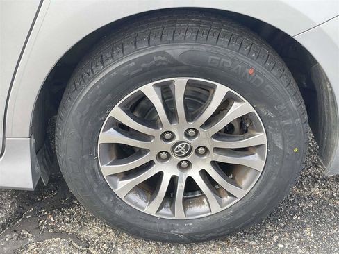 Used 2018 Toyota Sienna XLE image 9