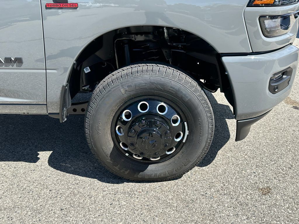 New 2026 RAM 3500 Big Horn AWD/4WD image 12