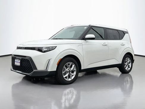 Used 2025 Kia Soul LX FWD image 11