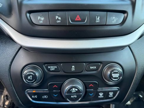 Used 2014 Jeep Cherokee Trailhawk w/ Technology Group AWD/4WD image 29
