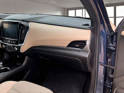 Used 2020 Chevrolet Traverse LT image 18