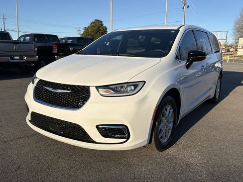 Used 2025 Chrysler Pacifica Select image 2