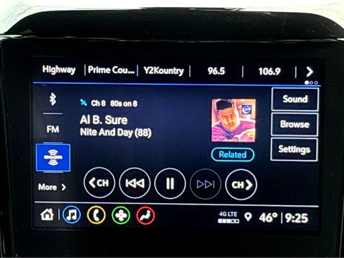 Used 2023 Chevrolet Traverse LT image 9