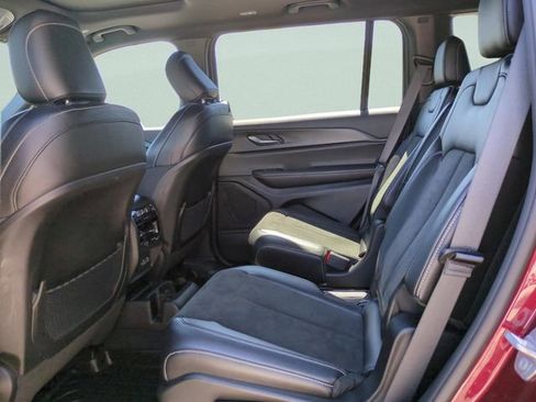 Used 2024 Jeep Grand Cherokee L Altitude AWD/4WD image 13