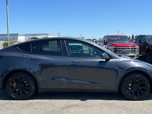 Used 2024 Tesla Model Y Long Range AWD/4WD image 2
