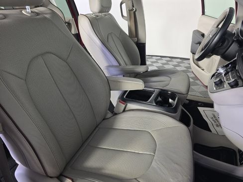 Used 2018 Chrysler Pacifica Limited FWD image 40