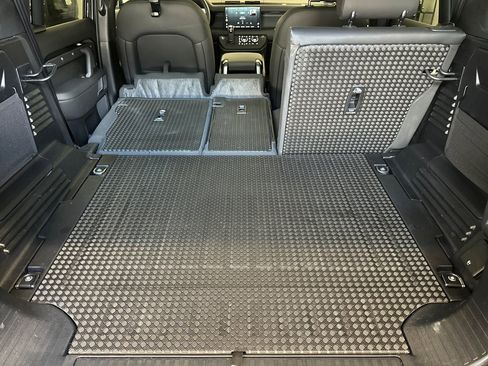 Used 2025 Land Rover Defender 110 S image 33