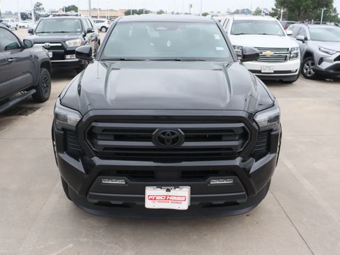 Used 2025 Toyota Tacoma SR5 AWD/4WD image 4