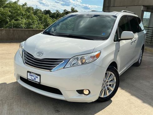 Used 2017 Toyota Sienna XLE Premium AWD/4WD image 2