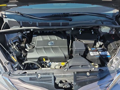 Used 2015 Toyota Sienna LE AWD/4WD image 42