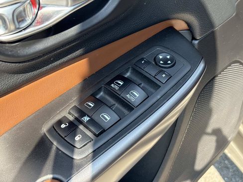 Used 2019 Jeep Cherokee Overland FWD image 15