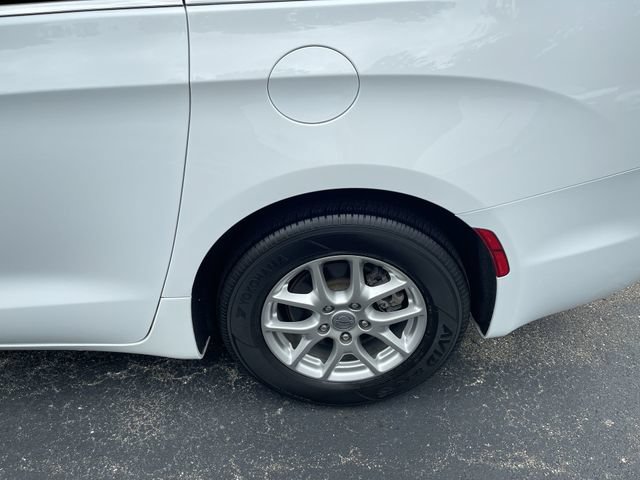 Used 2024 Chrysler Pacifica Touring-L FWD image 31