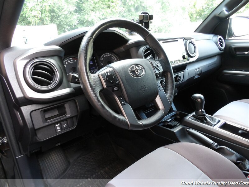 Used 2018 Toyota Tacoma TRD Sport AWD/4WD image 10