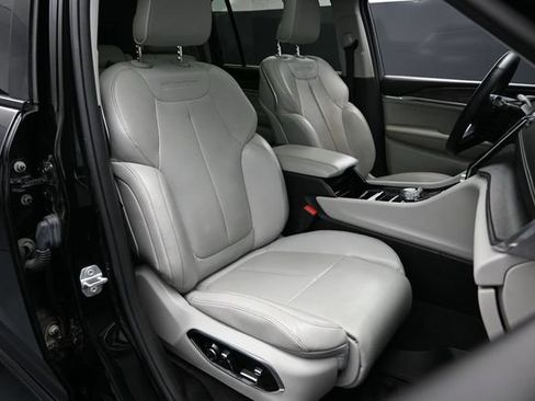Used 2022 Jeep Grand Cherokee L Overland w/ Luxury Tech Group IV AWD/4WD image 17