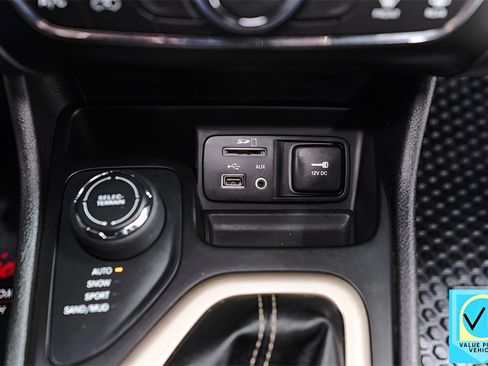 Used 2017 Jeep Cherokee Latitude w/ Cold Weather Group image 18