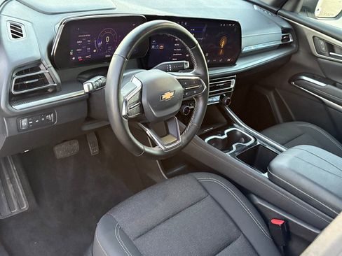 Used 2025 Chevrolet Traverse LT image 15