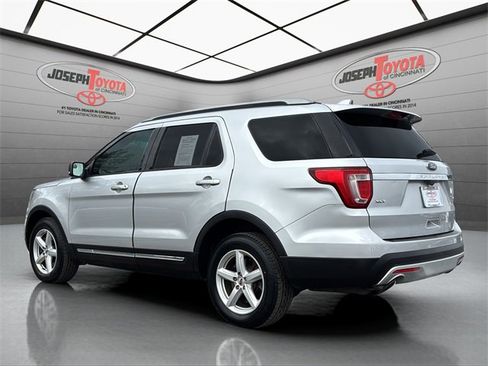 Used 2016 Ford Explorer XLT image 3
