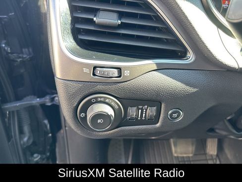 Used 2019 Jeep Cherokee Limited image 12